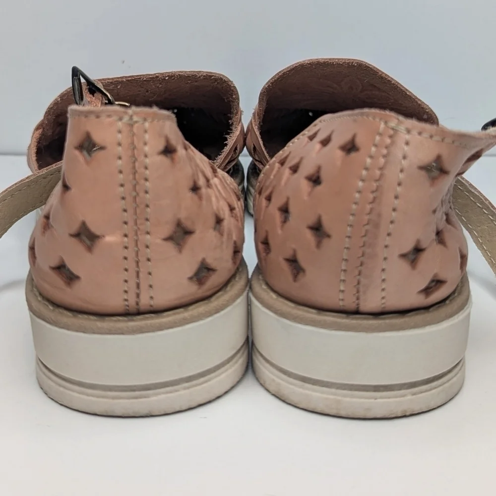 Macarena Collection tan leather Huarache sandals tan die cut sunflower size 8